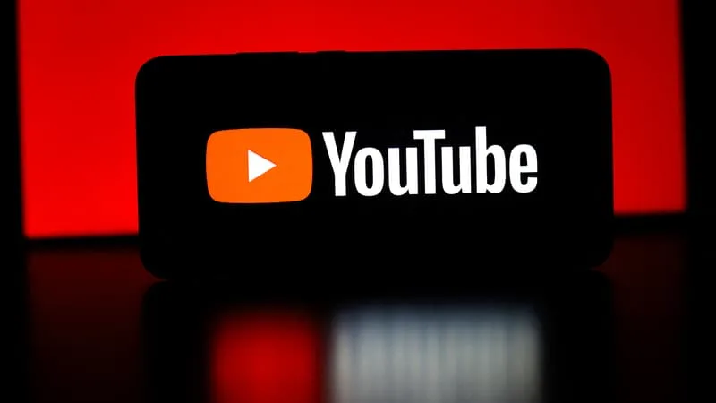 FACE À LA MULTIPLICATION DES VIDÉOS GÉNÉRÉES PAR IA, YOUTUBE VA DÉTECTER AUTOMATIQUEMENT LES CONTENUS SYNTHÉTIQUES ET PROPOSE DES LABELS PLUS VISIBLES