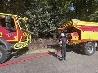 « UN TRAVAIL DE FOURMI » : 150 POMPIERS TOUJOURS MOBILISÉS APRÈS UN IMPORTANT INCENDIE DANS LE MAINE-ET-LOIRE
