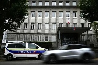 ARMES RETROUVÉES DANS UN VÉHICULE À SARCELLES : SIX HOMMES PRÉSENTÉS À LA JUSTICE, LE PNAT REQUIERT LEUR MISE EN EXAMEN