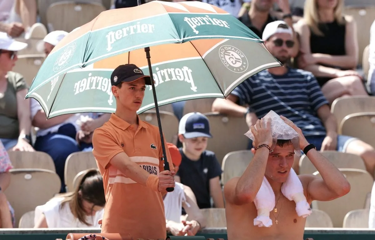 ROLAND-GARROS 2026 : JAKUB MENSIK S’ÉCROULE APRÈS SA VICTOIRE EN 4H40 SOUS LE CAGNARD ET NE PEUT PAS SE RELEVER
