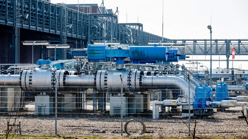 LE GAZ COÛTE AUSSI CHER QU’EN DÉCEMBRE 2022: À QUELQUES SEMAINES DE L’HIVER, LES FAIBLES NIVEAUX DE STOCKAGE « RENDENT L’EUROPE VULNÉRABLE À UN TEMPS FROID »