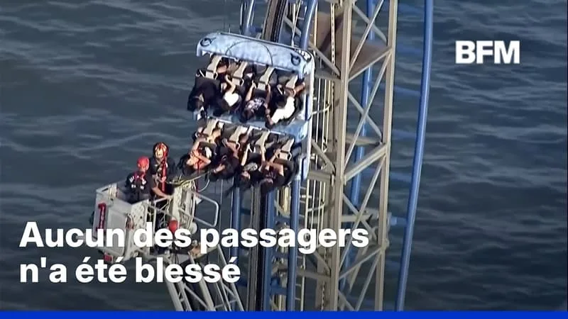 LES PASSAGERS DE MONTAGNES RUSSES SECOURUS À 30 MÈTRES DE HAUTEUR