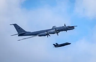 UN AVION RUSSE INTERCEPTÉ APRÈS UNE ACTION « DANGEREUSE » PRÈS D’UN PORTE-AVIONS BRITANNIQUE