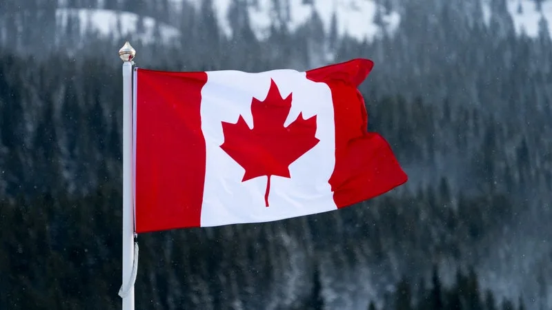 « UN DÉSASTRE QUI NE SURVIENT QU’UNE FOIS TOUS LES 15 À 25 ANS »: PLUSIEURS MORTS ET BLESSÉS APRÈS UN INCENDIE SUR UNE BASE MILITAIRE AU CANADA