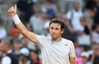 ROLAND-GARROS. VICTIME D’UN COUP DE CHAUD, CASPER RUUD S’EN SORT EN CINQ SETS CONTRE ROMAN SAFIULLIN