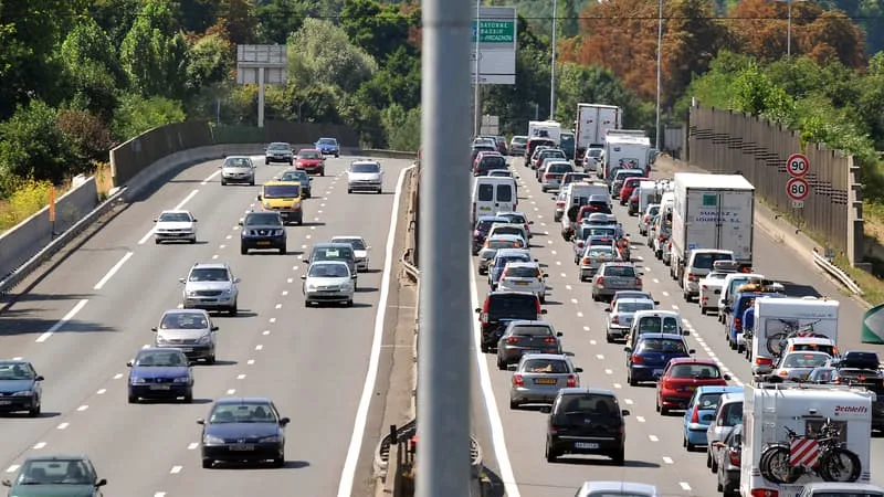 422 KILOMÈTRES DE BOUCHONS ONT ÉTÉ ENREGISTRÉS À 10H05 DANS LE SENS DES DÉPARTS EN VACANCES CE SAMEDI, NOTAMMENT DANS LA VALLÉE DU RHÔNE