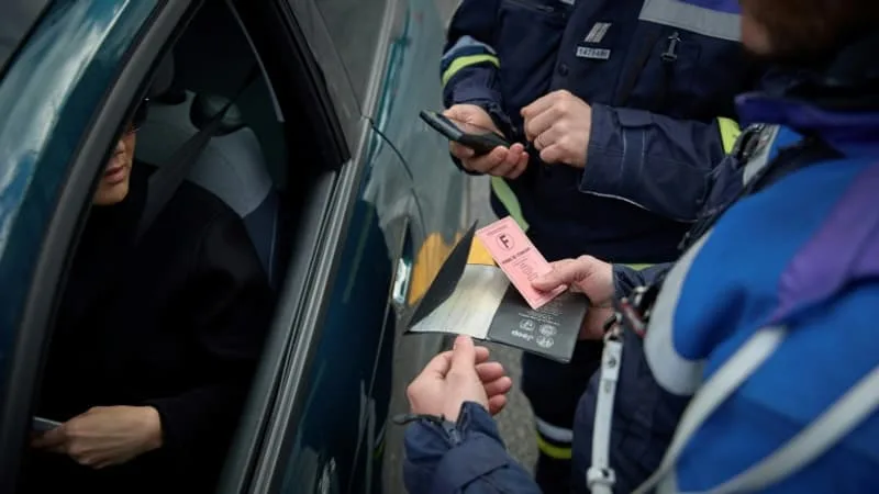 UN POLICIER TRAÎNÉ SUR UNE QUARANTAINE DE MÈTRES PAR UNE AUTOMOBILISTE APRÈS UN CONTRÔLE SUR L’A50 DANS LE VAR