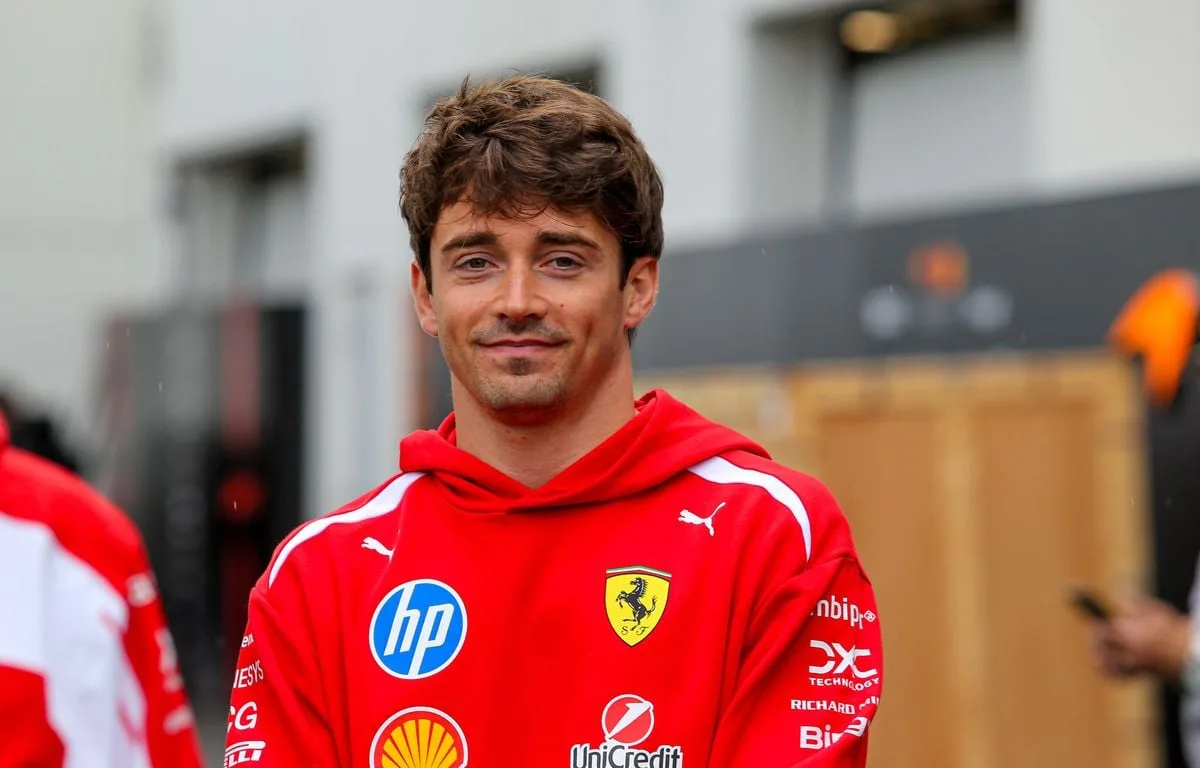 FERRARI : « JE CROIS PLUS QUE JAMAIS EN CETTE ÉQUIPE… » CHARLES LECLERC PROLONGE SON CONTRAT AVEC LA SCUDERIA