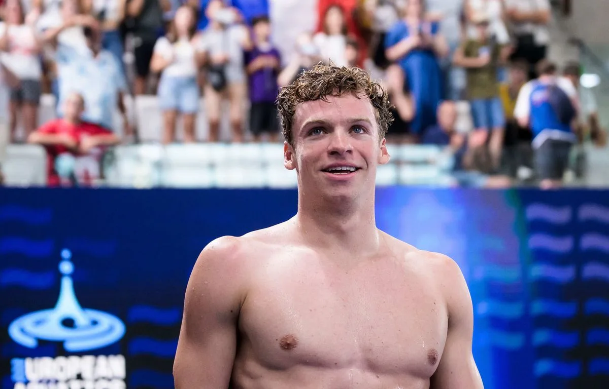 CHAMPIONNATS D’EUROPE DE NATATION : GRÂCE À MARCHAND ET AU RELAIS DU 4X200 M, LA SEMAINE DÉMARRE (PRESQUE TROP) FORT