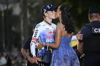 TOUR DE FRANCE. « J’AI GRANDI, JE PEUX ÊTRE FIER DE MOI » : REMCO EVENEPOEL, RAVI D’ÊTRE DEUXIÈME DERRIÈRE TADEJ POGACAR