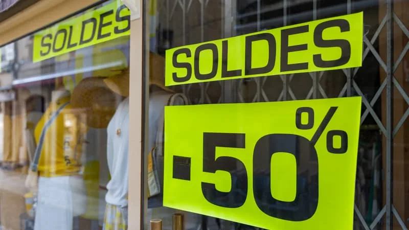 FACE À LA CANICULE, LE GOUVERNEMENT VA PROLONGER LES SOLDES D’ÉTÉ POUR TENTER D’ÉVITER UNE « CATASTROPHE » DANS LES PETITS MAGASINS PEU FRÉQUENTÉS