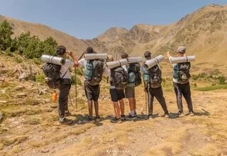 « ILS L’ONT FAIT ! » : CES SIX ADOS SANS EXPÉRIENCE EN MONTAGNE ONT RÉUSSI LEUR ASCENSION MALGRÉ UNE GROSSE FRAYEUR