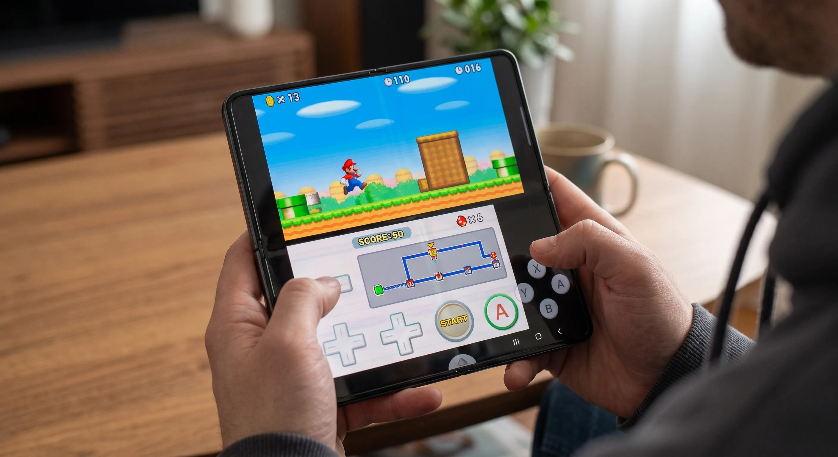 ANDROID 17 TRANSFORME LES SMARTPHONES PLIANTS EN CONSOLE PORTABLE STYLE DS