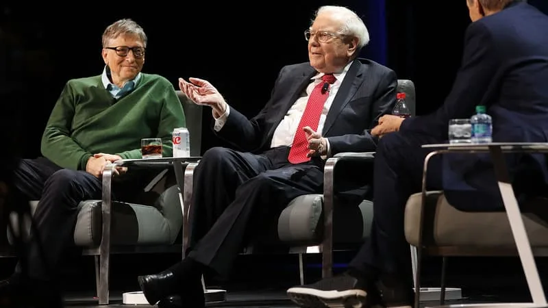 ILS SONT AMIS DEPUIS 35 ANS MAIS IL Y A DE L’EAU DANS LE GAZ: POUR LA 1ERE FOIS EN 20 ANS, LE MILLIARDAIRE WARREN BUFFET SUSPEND SON ÉNORME DONATION À LA FONDATION DE BILL GATES