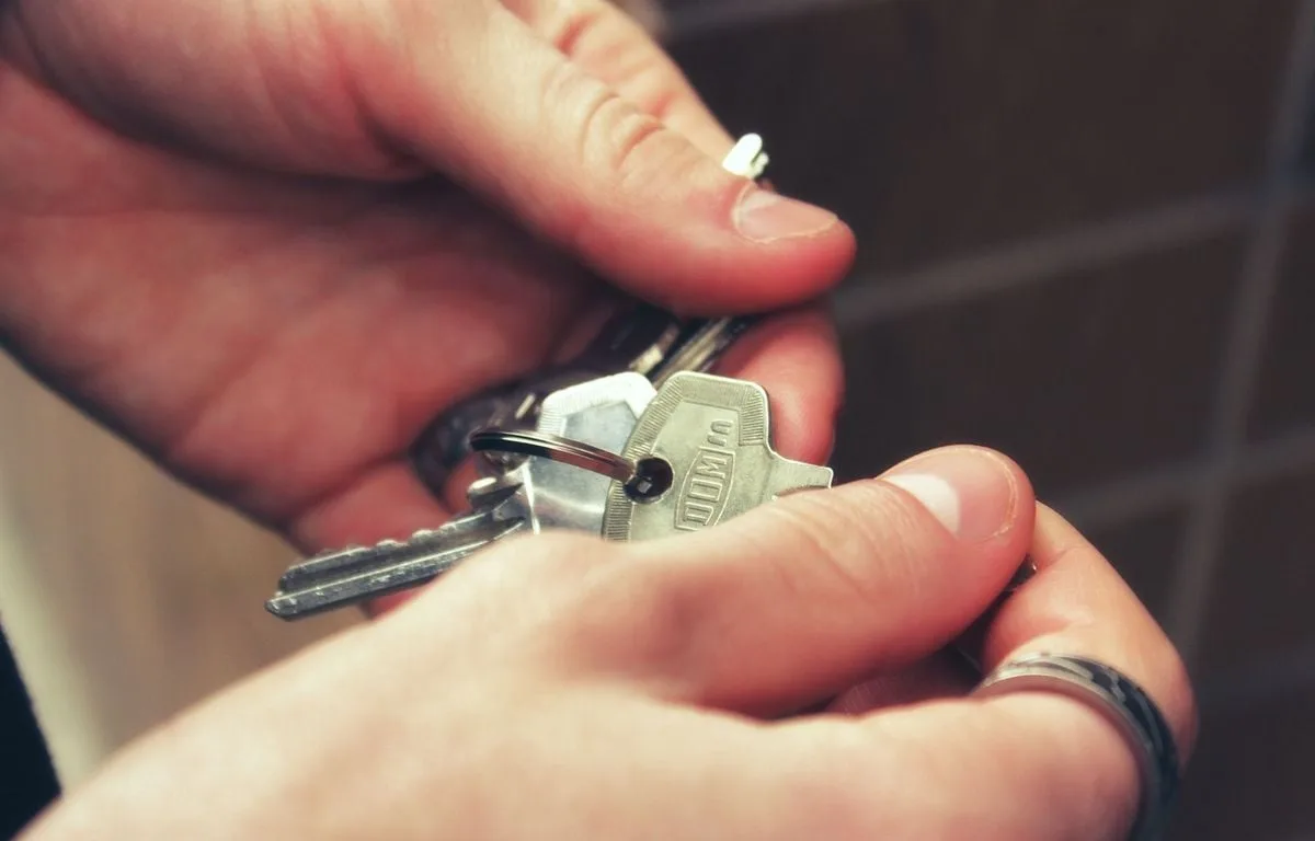 ESPAGNE : UNE AGENTE IMMOBILIÈRE MEURT APRÈS UNE CHUTE PENDANT LA VISITE D’UNE MAISON