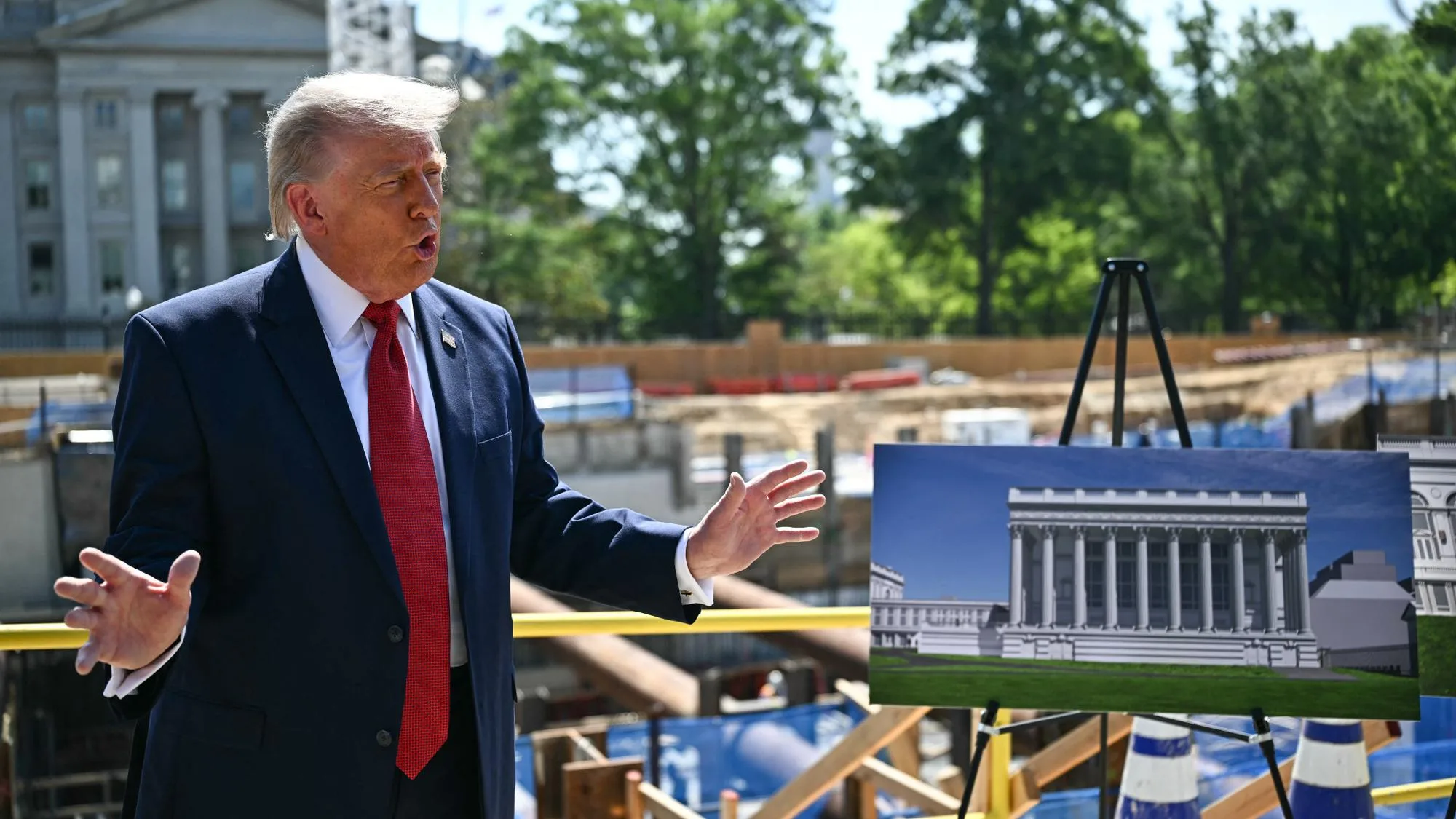 POUR FAIRE LA PUB DE SA SALLE DE BAL MAL-AIMÉE, TRUMP FAIT UNE VISITE DE CHANTIER AVEC LES MÉDIAS