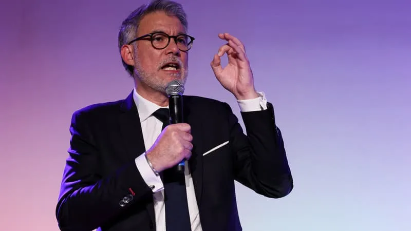 « PAS DE PRESSION PARTICULIÈRE »: OLIVIER FAURE NE DÉMISSIONNERA PAS APRÈS AVOIR ÉTÉ DÉSAVOUÉ PAR LES MILITANTS SOCIALISTES SUR LA PRIMAIRE EN VUE DE LA PRÉSIDENTIELLE