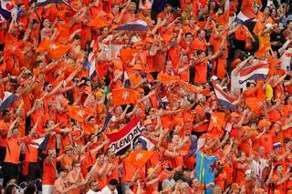 VIDÉO. QUAND LA VAGUE ORANGE DES PAYS-BAS ENFLAMME LA COUPE DU MONDE AVEC « LINKS RECHTS »