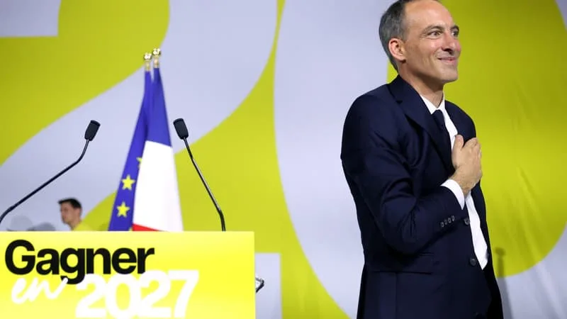 PRÉSIDENTIELLE 2027: RAPHAËL GLUCKSMANN N’IMAGINE PAS « FAIRE CAMPAGNE SANS LES SOCIALISTES », MAIS N’OFFICIALISE PAS SA CANDIDATURE À LA PRIMAIRE