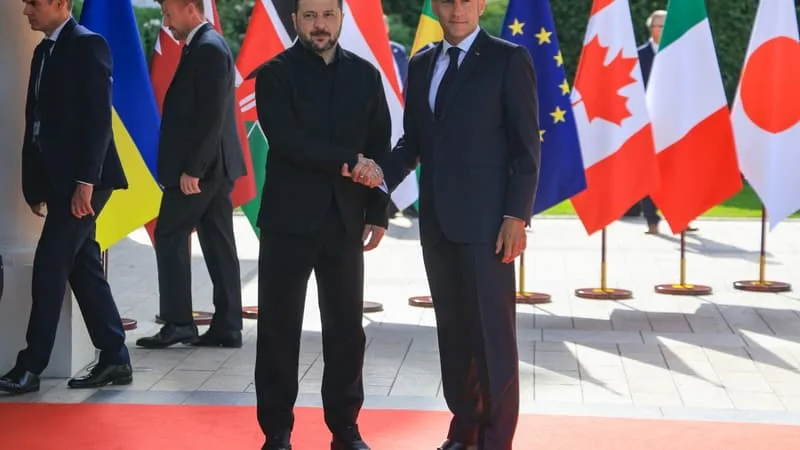 LE PRÉSIDENT UKRAINIEN VOLODYMYR ZELENSKY EST ARRIVÉ AU SOMMET DU G7 ACCUEILLI PAR EMMANUEL MACRON