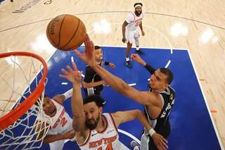 FINALE NBA. LES SPURS DE WEMBANYAMA S’EFFONDRENT CHEZ LES KNICKS QUI MÈNENT DÉSORMAIS 3-1 ET SONT À UN SUCCÈS DU TITRE
