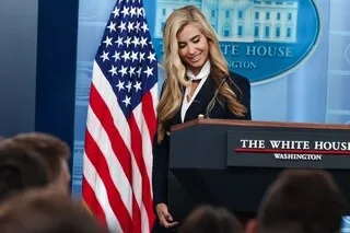 ÉTATS-UNIS : LA NOUVELLE PORTE-PAROLE DE LA MAISON-BLANCHE RECONNAÎT FINALEMENT N’AVOIR PAS RÉUSSI L’EXAMEN DU BARREAU