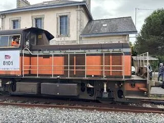LE « TIRE-BOUCHON », CE MYTHIQUE TRAIN BRETON QUI EMMÈNE 173 000 PASSAGERS SUR 28 KM AUX BEAUX JOURS, VA ROULER AU COLZA