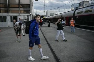 TOUR DE FRANCE. CLAQUETTES-CHAUSSETTES, MCDO… LES COUREURS ONT RALLIÉ PARIS EN TRAIN POUR LA PREMIÈRE FOIS DEPUIS 2011