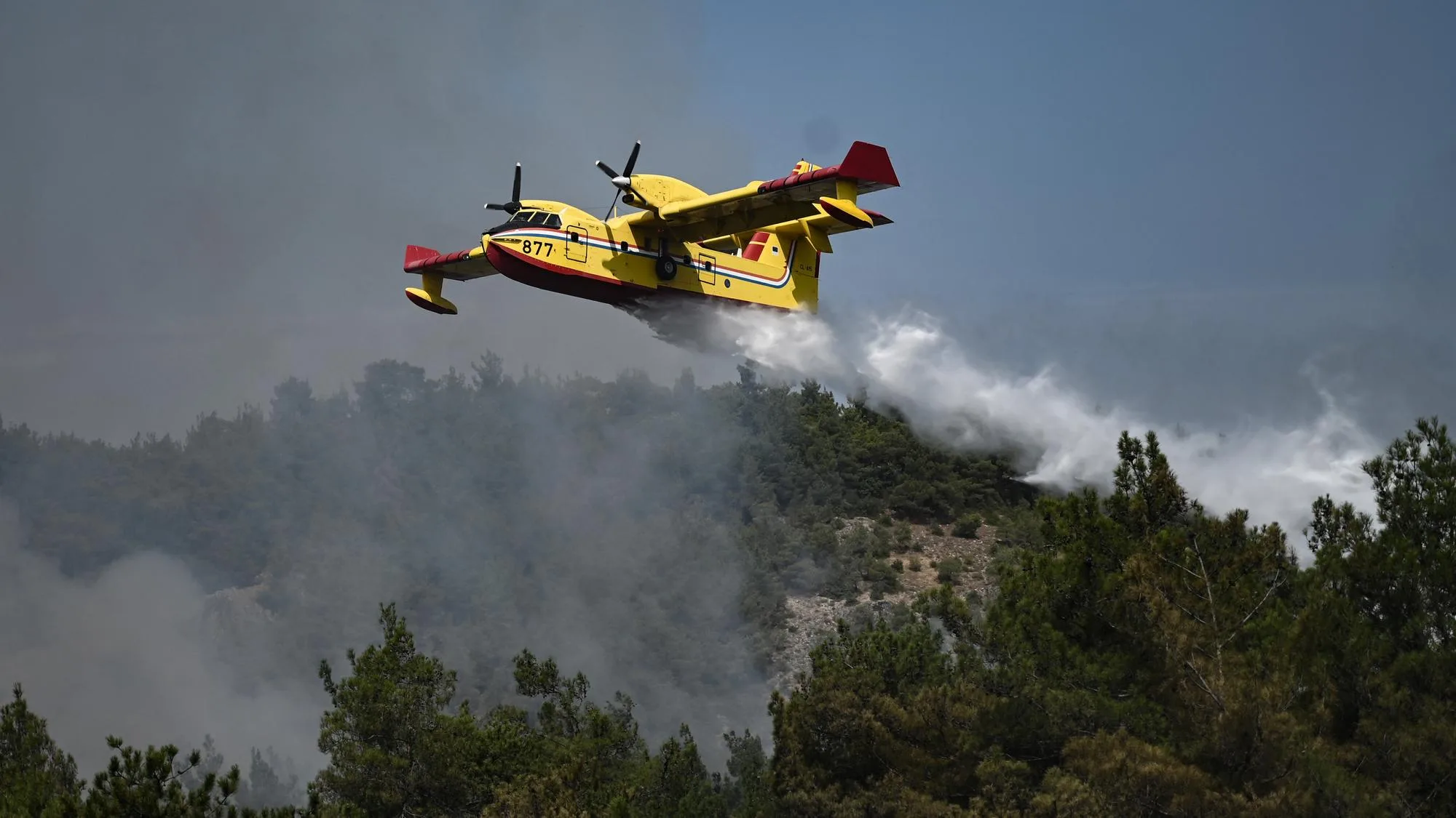 LE PREMIER FEU DE L’ÉTÉ RAVAGE 800 HECTARES DANS L’AUDE, LA SITUATION « STABILISÉE »