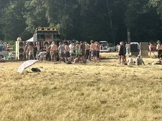 FREE PARTY EN MORBIHAN : LES DERNIERS PARTICIPANTS ÉVACUÉS PAR LES FORCES DE L’ORDRE « DANS LE CALME ET SANS INCIDENT »