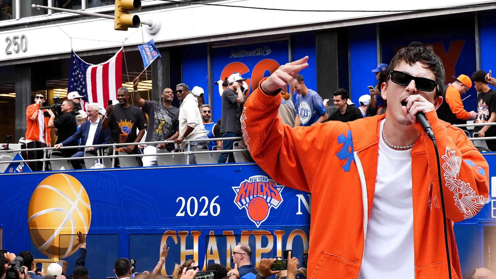 À LA PARADE DES KNICKS À NEW YORK, TIMOTHÉE CHALAMET A ENCORE VOLÉ LA VEDETTE AUX JOUEURS DE LA NBA