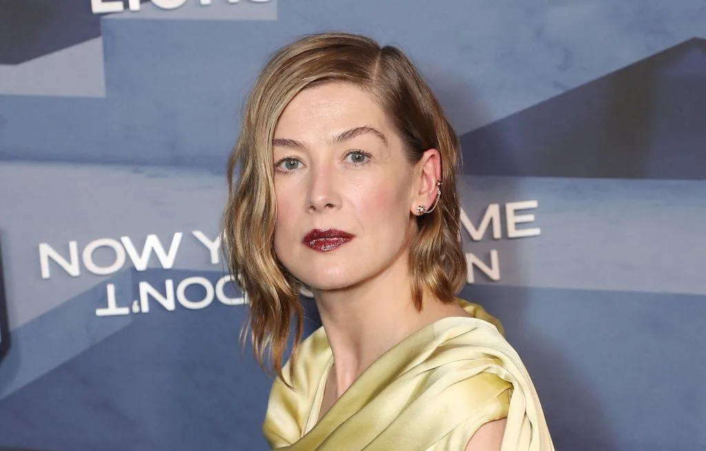ROSAMUND PIKE HOUSPILLE UN SPECTATEUR INDÉLICAT PENDANT SA PIÈCE DE THÉÂTRE « INTER ALIA », À LONDRES