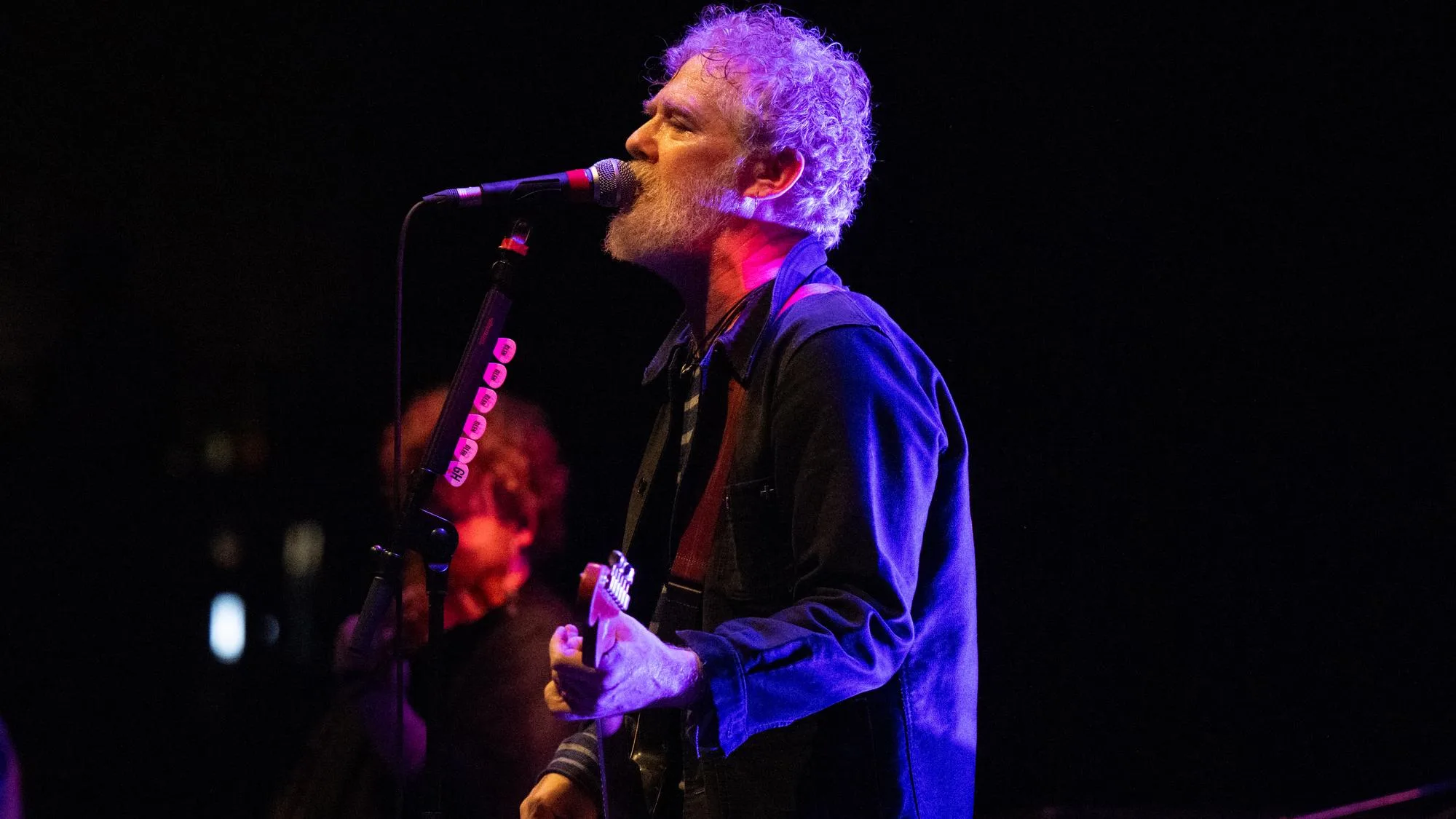 GLEN HANSARD, CHANTEUR ET MUSICIEN IRLANDAIS, EST MORT À 56 ANS D’UN ACCIDENT DE MOTO