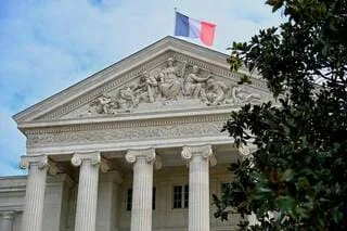 À PEINE LIBÉRÉ, IL EST DE NOUVEAU ACCUSÉ DE TENTATIVE DE VIOL APRÈS S’ÊTRE INTRODUIT CHEZ UNE JEUNE FEMME