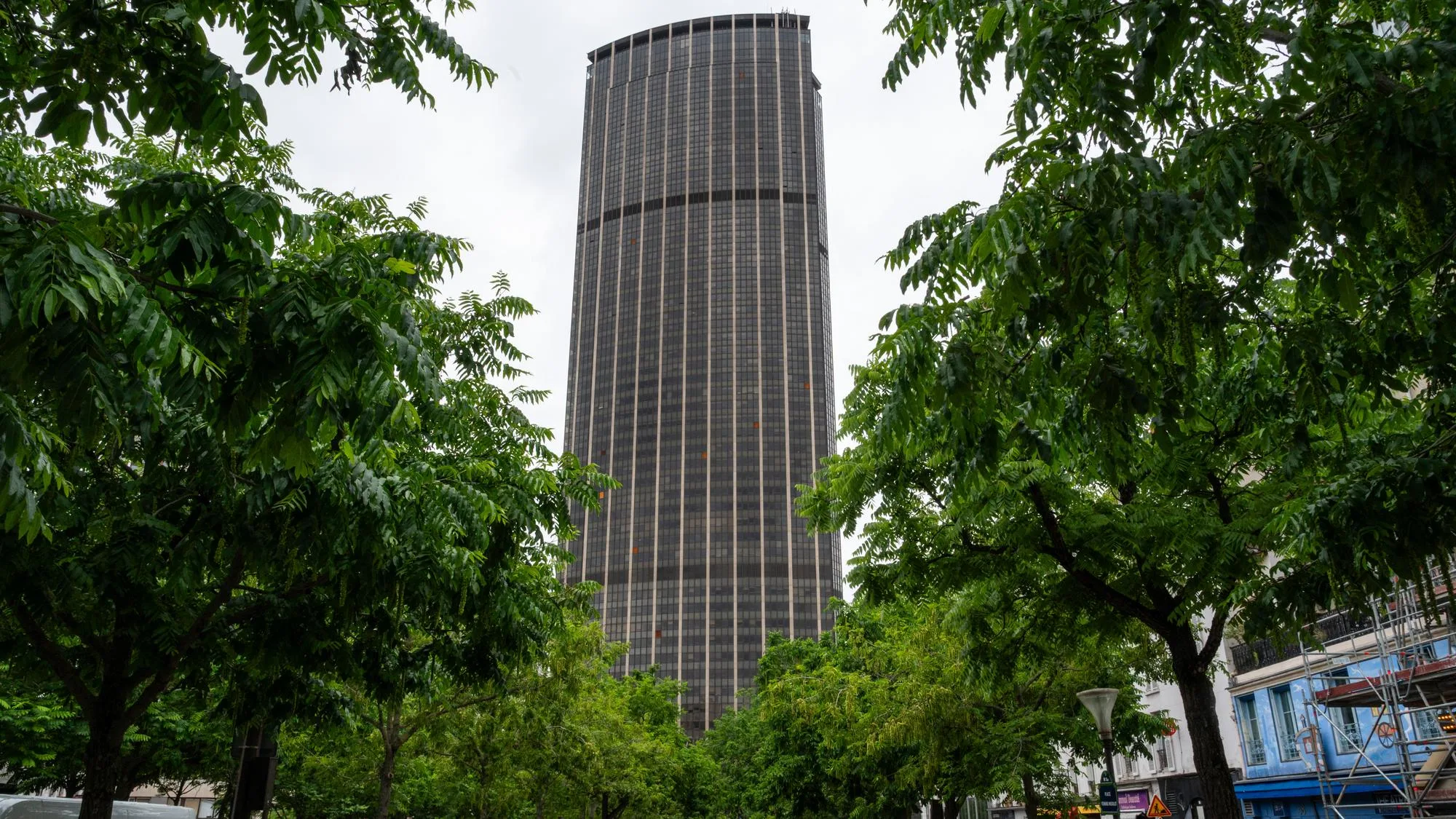 À PARIS, PLUSIEURS BAIES VITRÉES DE LA TOUR MONTPARNASSE S’ÉCRASENT DANS LA RUE
