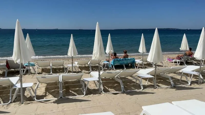 UN HOMME INTERPELLÉ APRÈS AVOIR PHOTOGRAPHIÉ UN ENFANT DE 8 ANS SUR UNE PLAGE D’ANTIBES, DU CONTENU PÉDOPORNOGRAPHIQUE RETROUVÉ CHEZ LUI