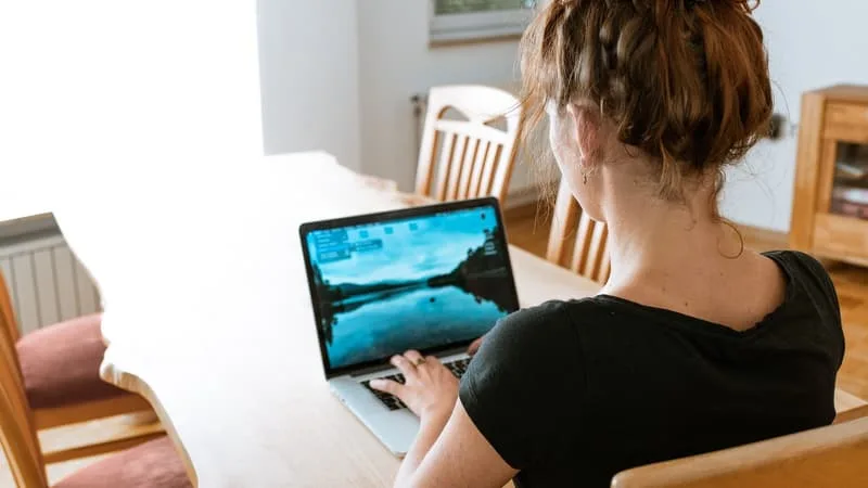 L’IA EST-ELLE RESPONSABLE DE LA HAUSSE DU CHÔMAGE DES JEUNES? PAS DU TOUT SELON DEUX ÉTUDES (DONT UNE DE LA FED): C’EST PLUTÔT LE TÉLÉTRAVAIL QUI METTRAIT LES JUNIORS SUR LE CARREAU