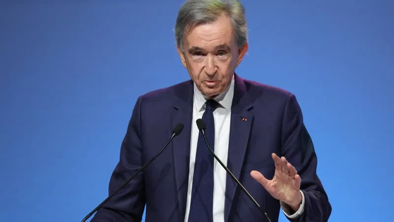 « APPAREMMENT ON NE DISCUTE PAS, ON COMPLOTE »: BERNARD ARNAULT NIE TOUTE « FISSURE » DANS SA FAMILLE SUR SA SUCCESSION À LA TÊTE DE LVMH