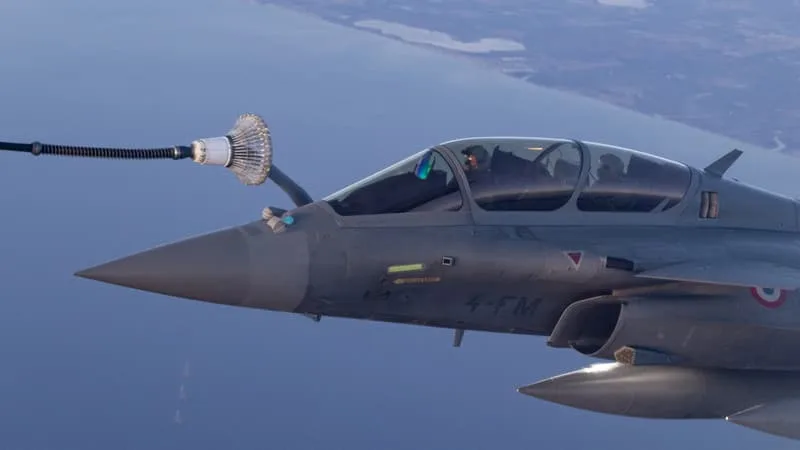 DEUX AVIONS RAFALE POUVANT EMPORTER DES ARMES NUCLÉAIRES RAVITAILLÉS EN VOL EN ALLEMAGNE… CES PROJETS « CONCRETS » ET SYMBOLIQUES DE PARIS ET BERLIN POUR REBONDIR SUR LA DÉFENSE APRÈS L’ÉCHEC DE L’AVION COMMUN DU FUTUR