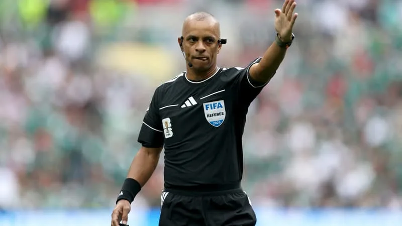 TRANSMISSION DES IMAGES EN 5G, STABILISATION PAR IA… LES ARBITRES DE LA COUPE DU MONDE PORTENT UNE MINI-CAMÉRA EMBARQUÉE QUI PERMETTENT AUX TÉLÉSPECTATEURS D’ÊTRE AU CŒUR DU MATCH (ET C’EST UNE PROUESSE TECHNOLOGIQUE)