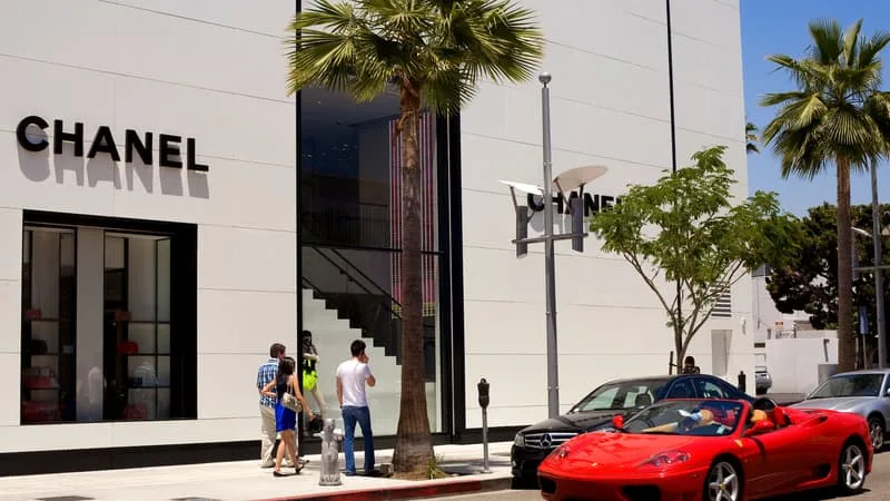 C’EST LA ZONE GÉOGRAPHIQUE DANS LAQUELLE ELLES OUVRENT LE PLUS DE BOUTIQUES: LES MAISONS DE LUXE INSISTENT SUR LES ÉTATS-UNIS ET MISENT SUR LES MILLIARDAIRES DE LA TECH ET DE L’IA POUR COMPENSER LE RECUL DU MARCHÉ CHINOIS