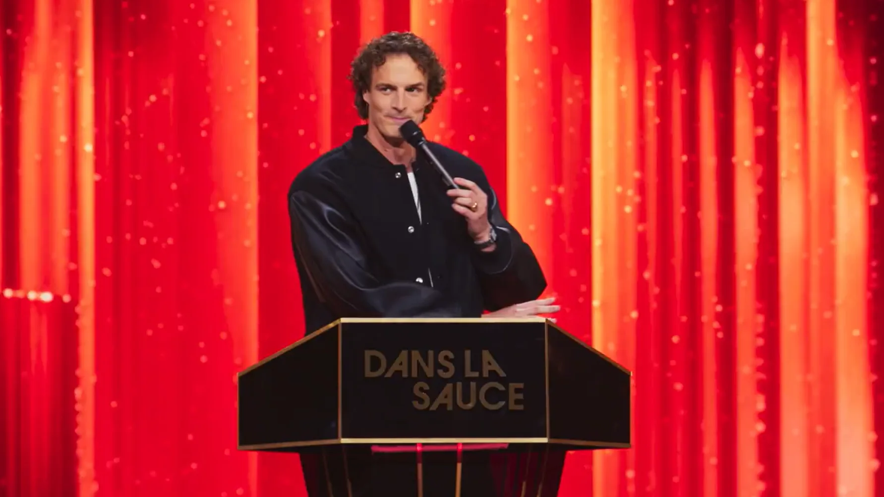 AVEC « DANS LA SAUCE » SUR NETFLIX , L’HUMOUR FRANÇAIS S’EMPARE ENFIN DU « ROAST », EXERCICE POPULAIRE AUX ÉTATS-UNIS