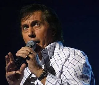 LE CHANTEUR FRANK MICHAEL, INTERPRÈTE DE « TOUTES LES FEMMES SONT BELLES », EST MORT À L’ÂGE DE 79 ANS