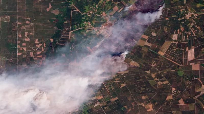 INCENDIE EN GIRONDE: LES IMAGES SATELLITES DU COLOSSAL NUAGE DE FUMÉE AU-DESSUS DU PORGE ET DE LÈGE-CAP FERRET