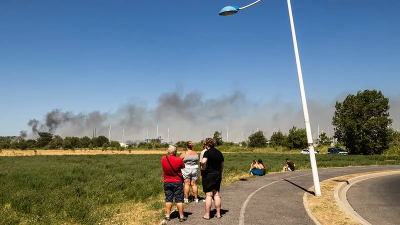 1.500 PERSONNES ÉVACUÉES À CAUSE D’UN INCENDIE À CANET-EN-ROUSSILLON, DEUX SAPEURS-POMPIERS LÉGÈREMENT BLESSÉS