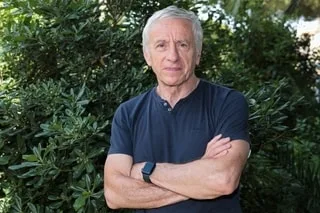 UN JEUNE MILITAIRE MIS EN EXAMEN POUR L’AGRESSION DE L’ÉCRIVAIN JEAN-CHRISTOPHE RUFIN, DEUX PERSONNES ENCORE RECHERCHÉES