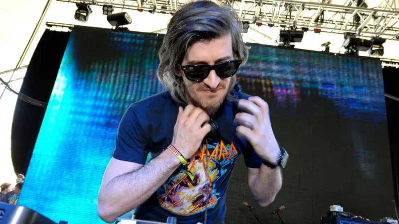 DIRECT. MORT DU DJ KAVINSKY: LES PREMIERS HOMMAGES COMMENT À AFFLUER, LA MINISTRE DE LA CULTURE SALUE SA MÉMOIRE