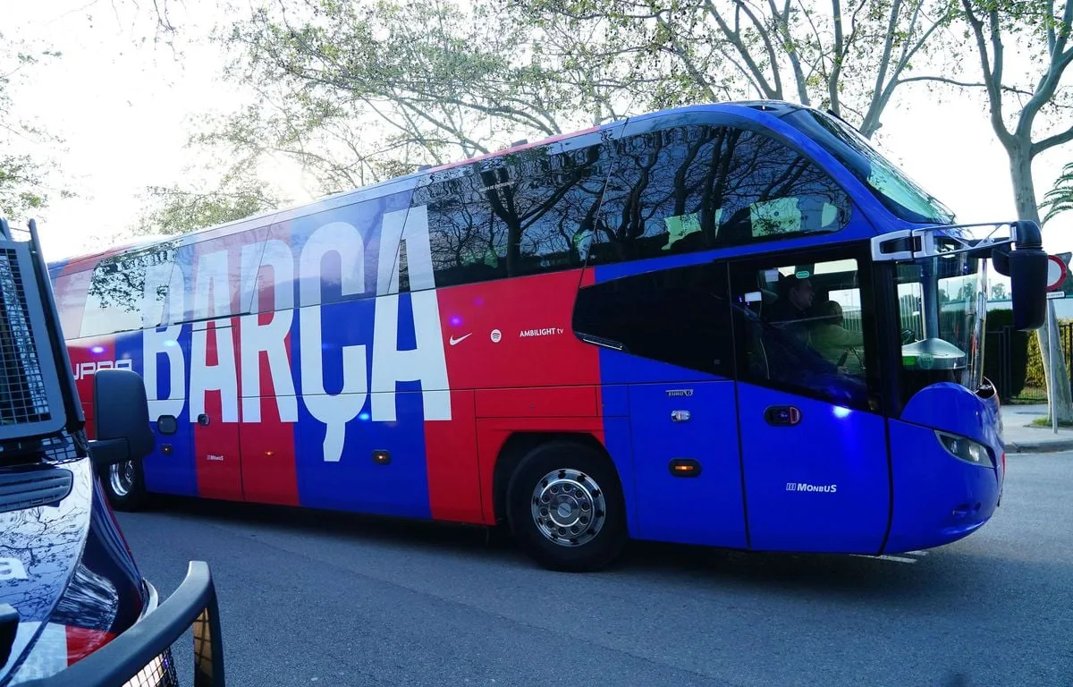 FC BARCELONE – REAL MADRID : LE BUS DU BARÇA CAILLASSÉ… PAR DES SUPPORTEURS CATALANS, QUI PENSAIENT VOIR CELUI DU REAL