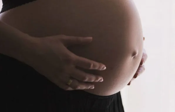 ÉTATS-UNIS : UNE FEMME ENCEINTE DE JUMEAUX DÉFIGURÉE PAR UNE ATTAQUE DE CHIENS