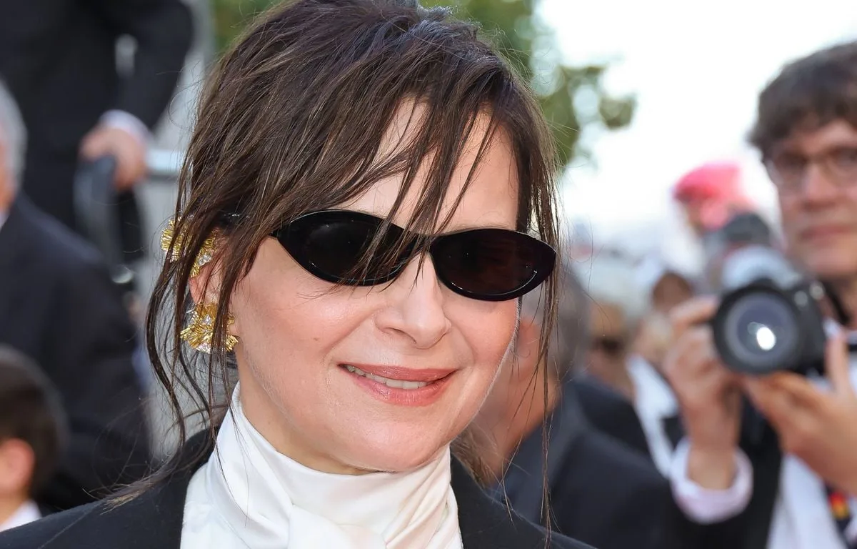 JULIETTE BINOCHE « REGRETTE » LE MOT « FASCISTE » DANS LA TRIBUNE ANTI-BOLLORÉ
